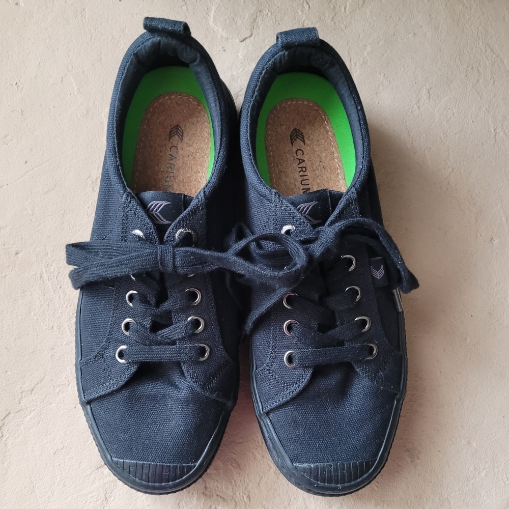 Cariuma OCA Low Top All Black Canvas Unisex Sneakers Size W-7/M-5.5